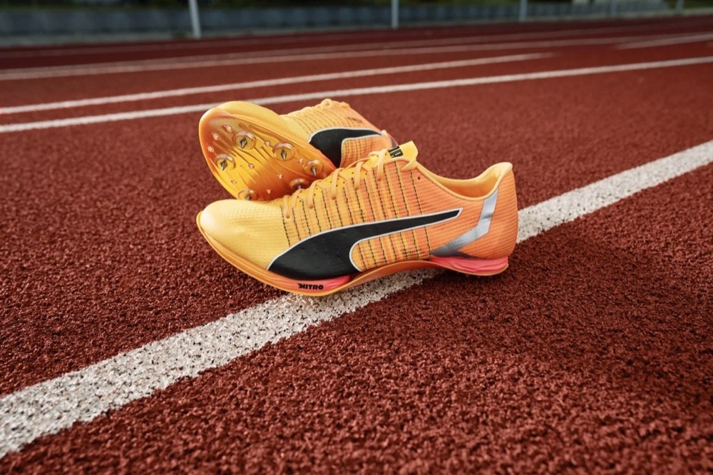 Puma-Fireglow-Spikes auf einer roten Laufbahn