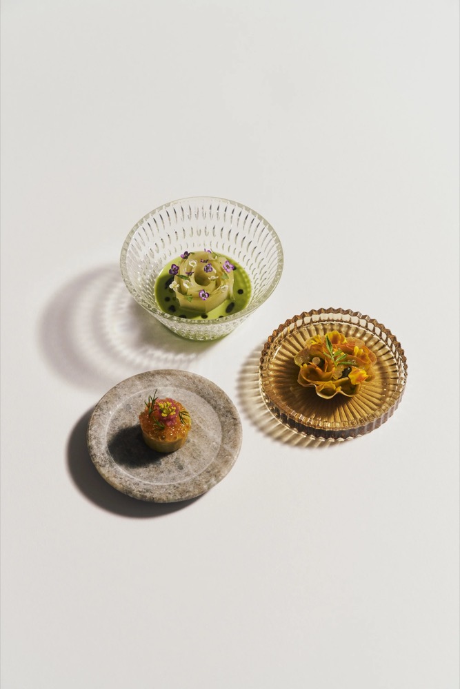 Drei kleine Gerichte auf einem weißen Tisch, von oben, Foodfotografie für das Restaurant Rausch
