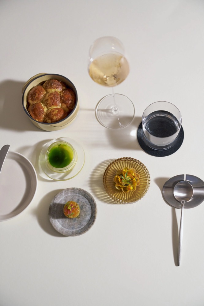 Tisch mit mehreren Gerichten, Wein- und Wassergläsern von oben, Foodfotografie für das Restaurant Rausch