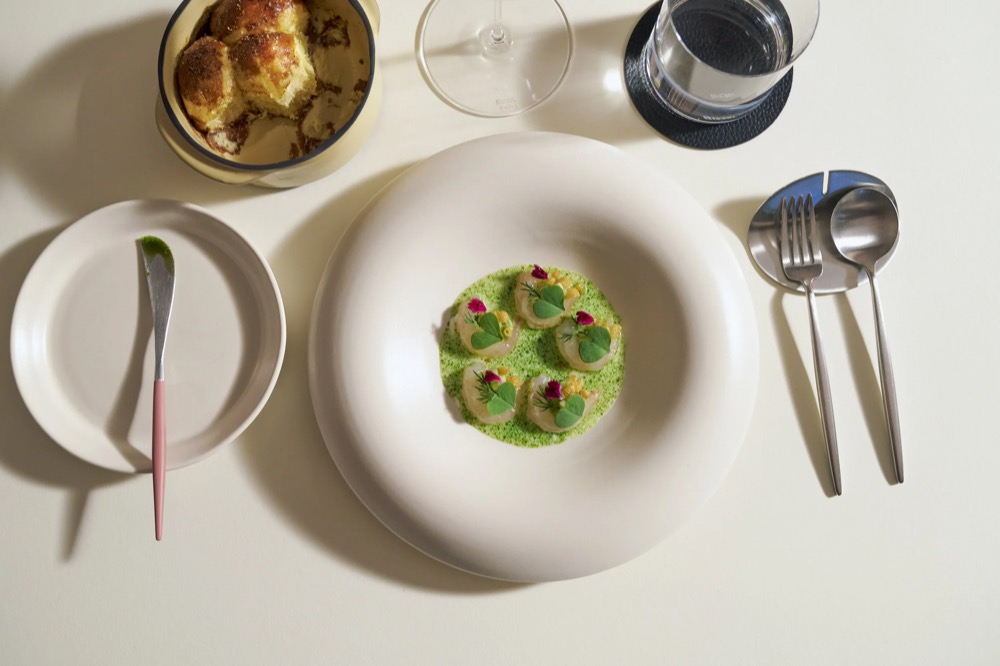 Gedeck mit grüner Vorspeise, Brot und Besteck, Foodfotografie für das Restaurant Rausch