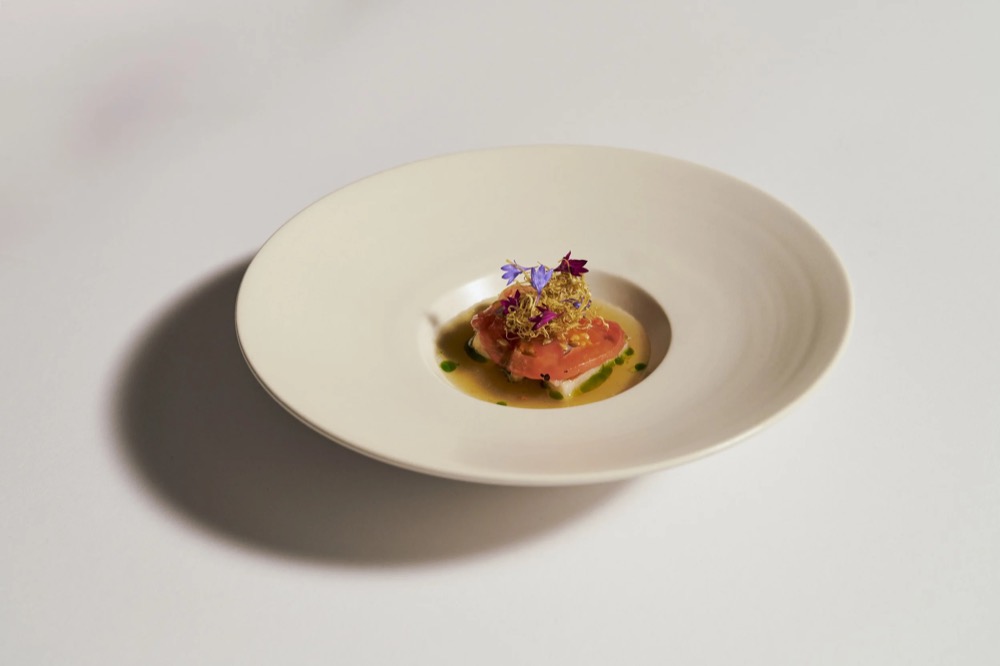 Kleines angerichtetes Gericht in einer weißen Schale, Seitenansicht, Foodfotografie für das Restaurant Rausch