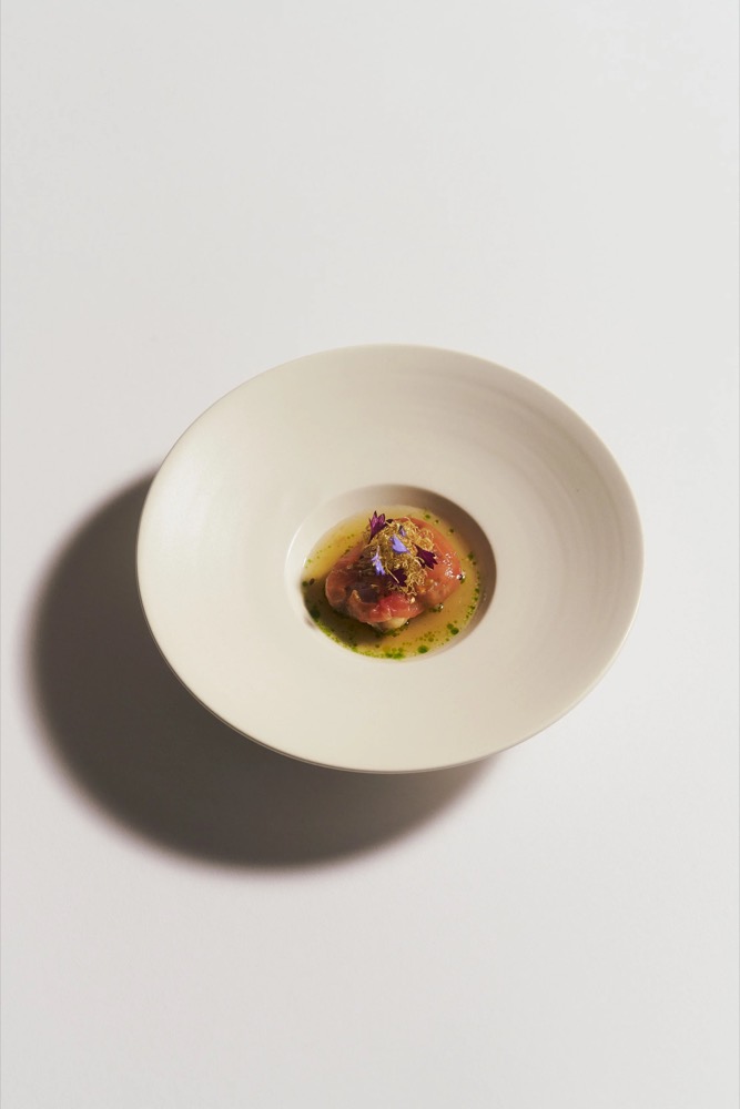 Angerichtetes Gericht in einer tiefen weißen Schale, von oben, Foodfotografie für das Restaurant Rausch