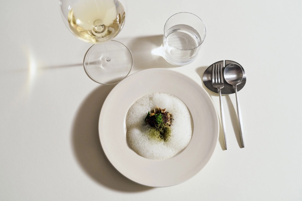 Angerichtetes Gericht mit Weißwein und Besteck, Foodfotografie für das Restaurant Rausch
