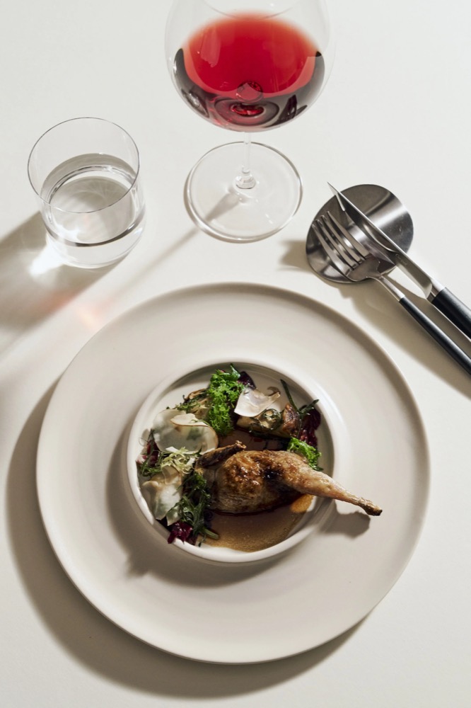 Fleischgericht mit Rotwein und Besteck von oben, Foodfotografie für das Restaurant Rausch