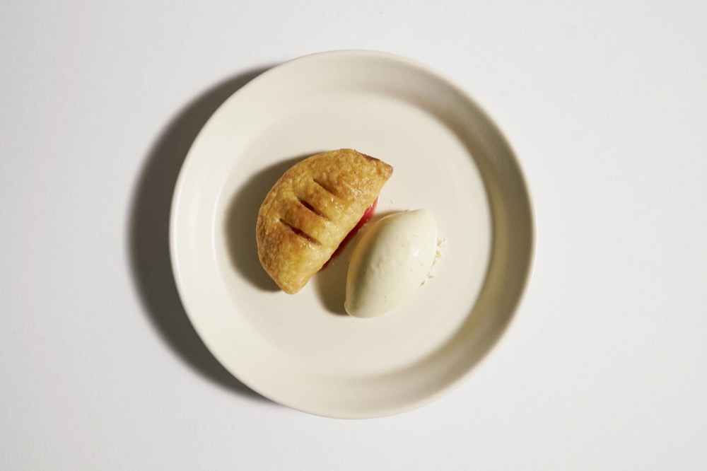 Dessert auf einem kleinen weißen Teller, Foodfotografie für das Restaurant Rausch