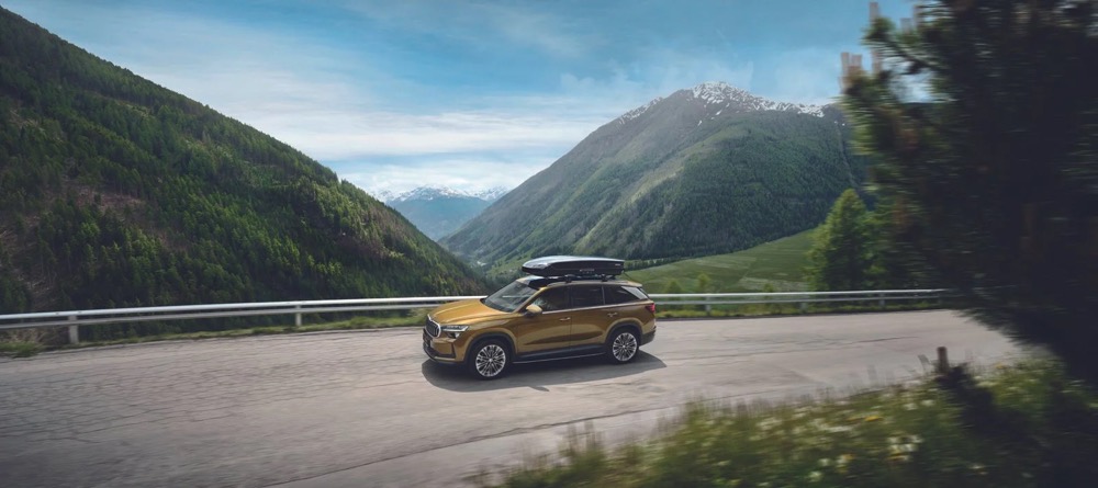 Škoda Kodiaq auf einer Bergstraße in den Alpen, Škoda-Zubehörkampagne