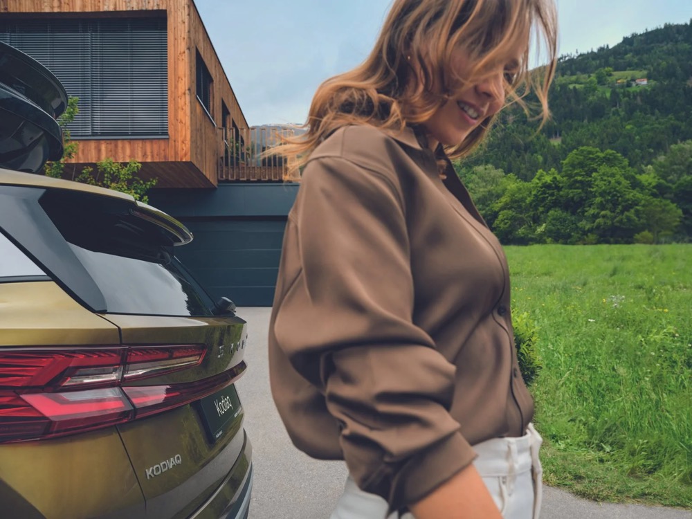 Frau belädt den Kofferraum eines Škoda Kodiaq, Škoda-Zubehörkampagne