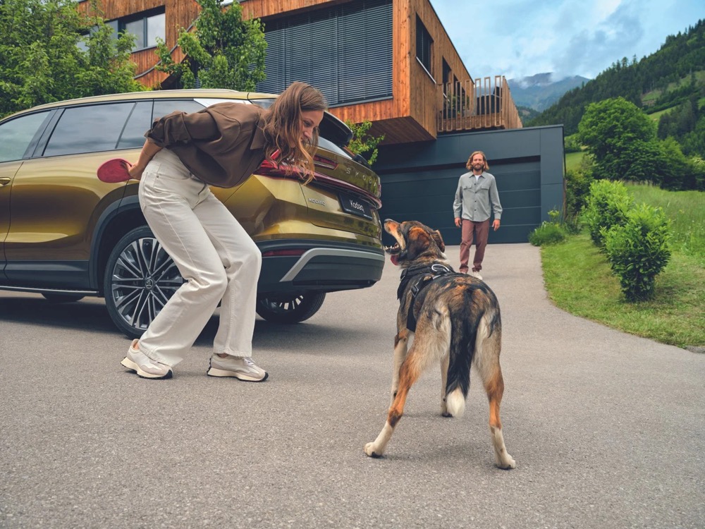 Familie mit Fahrrädern und einem Škoda Kodiaq vor einem Berghaus, Škoda-Zubehörkampagne
