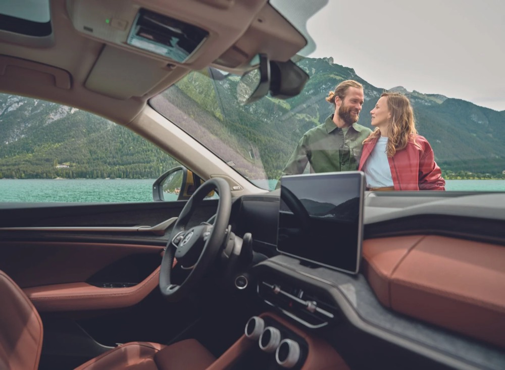 Blick aus einem Škoda Kodiaq mit Panoramadach, Škoda-Zubehörkampagne