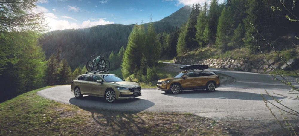 Škoda Kodiaq und Škoda Superb auf einer Waldstraße, Škoda-Zubehörkampagne
