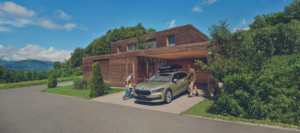 Škoda Superb Combi vor einem Chalet in den Bergen, Škoda-Zubehörkampagne