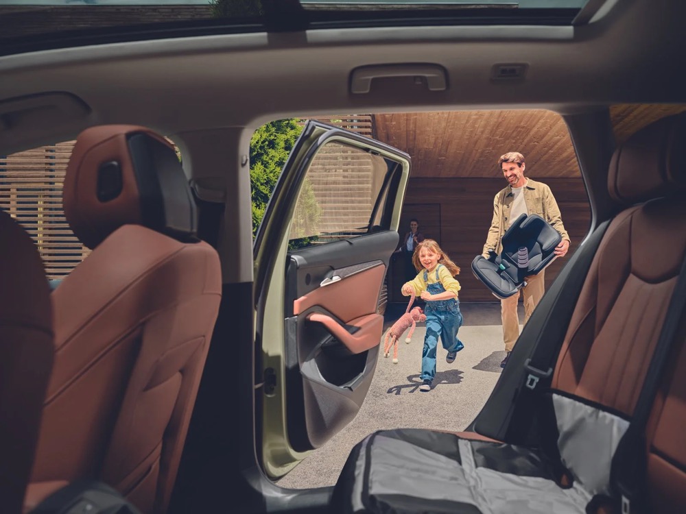 Familie in einem Škoda Superb mit Zubehör an der Sitzlehne, Škoda-Zubehörkampagne