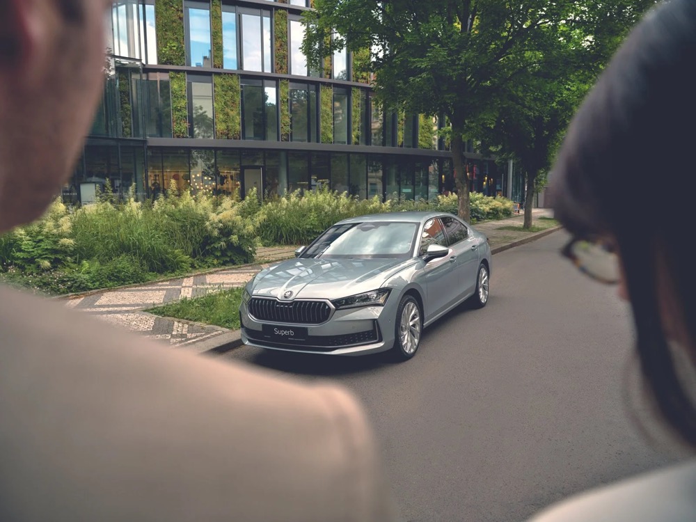 Škoda Superb in einer Stadtstraße, aus einem Hauseingang gesehen, Škoda-Zubehörkampagne