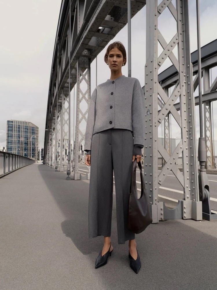 Model in grauer Jacke auf einer Stahlbrücke, Fashion-Shooting für someday. in Frankfurt