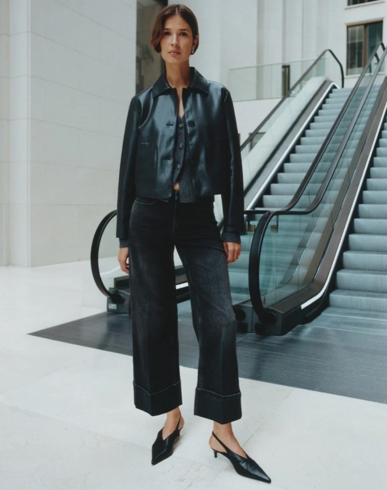 Model in schwarzer Lederjacke neben einer Rolltreppe, Fashion-Shooting für someday. in Frankfurt