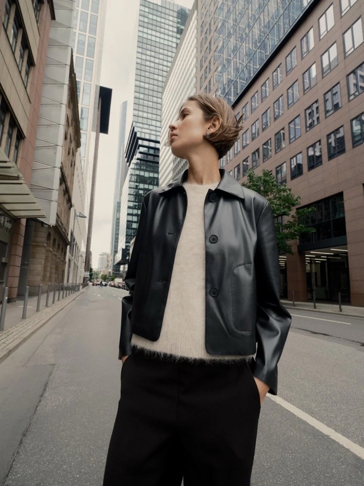 Model in Lederjacke auf einer Straße zwischen Hochhäusern, Fashion-Shooting für someday. in Frankfurt