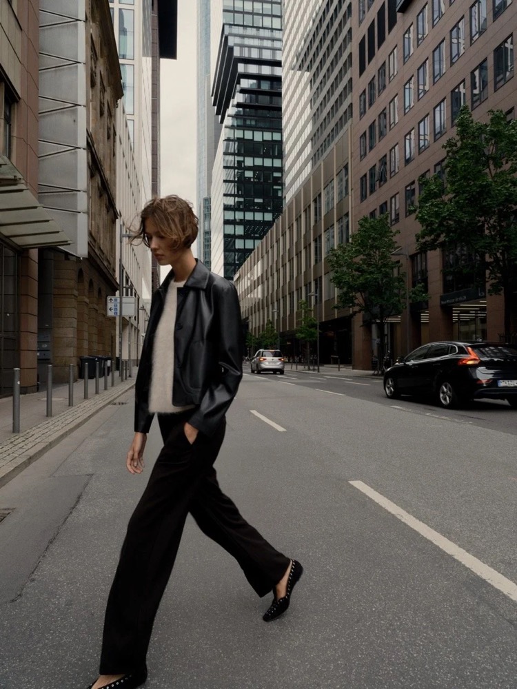 Model in Schwarz überquert eine Straße, Fashion-Shooting für someday. in Frankfurt