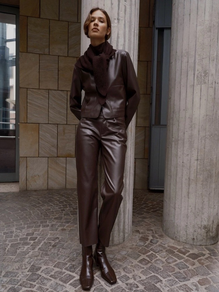 Model in braunem Leder an eine Steinsäule gelehnt, Fashion-Shooting für someday. in Frankfurt
