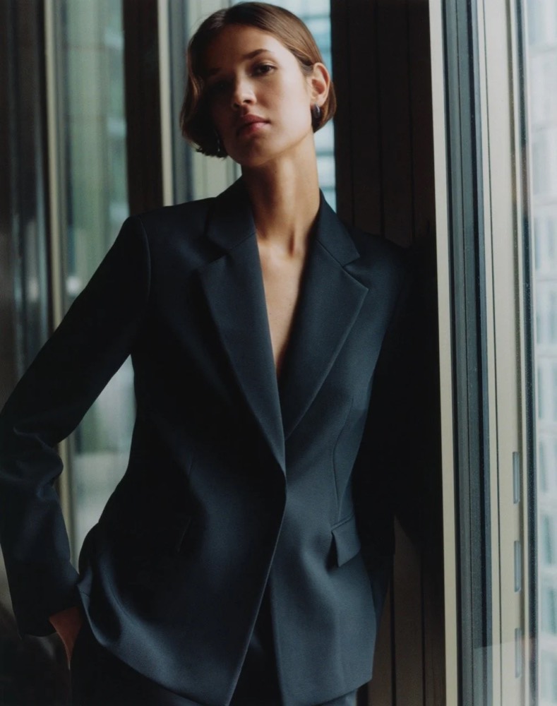 Model in dunkelblauem Blazer an einem großen Fenster, Fashion-Shooting für someday. in Frankfurt