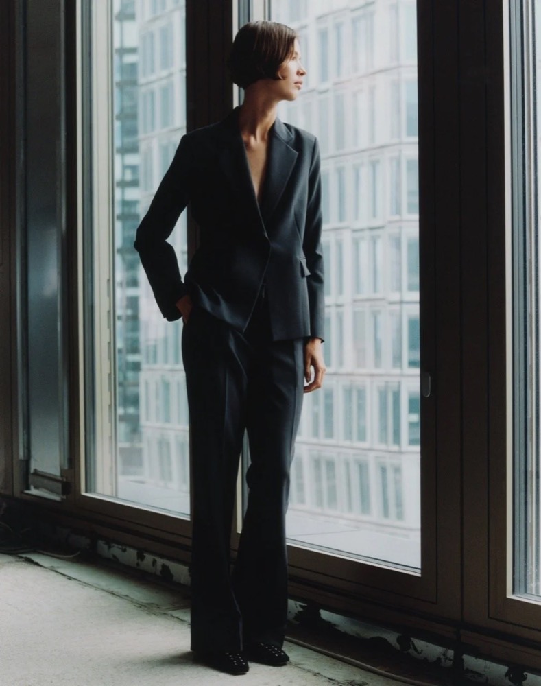 Model im dunklen Anzug an einem Hochhausfenster, Fashion-Shooting für someday. in Frankfurt