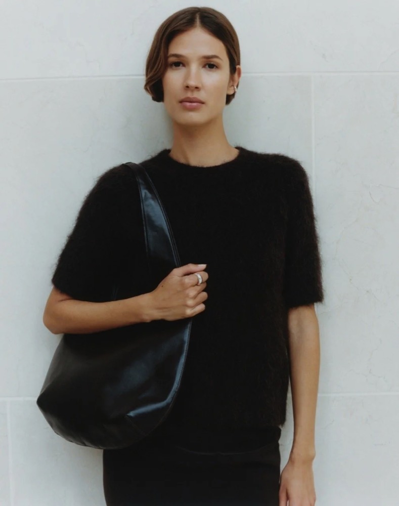 Model im schwarzen Strickoberteil mit Ledertasche, Fashion-Shooting für someday. in Frankfurt