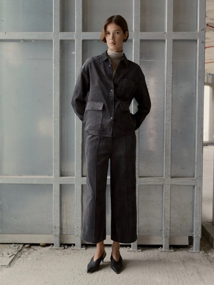 Model im dunklen Jumpsuit vor einer Glasfassade, Fashion-Shooting für someday. in Frankfurt