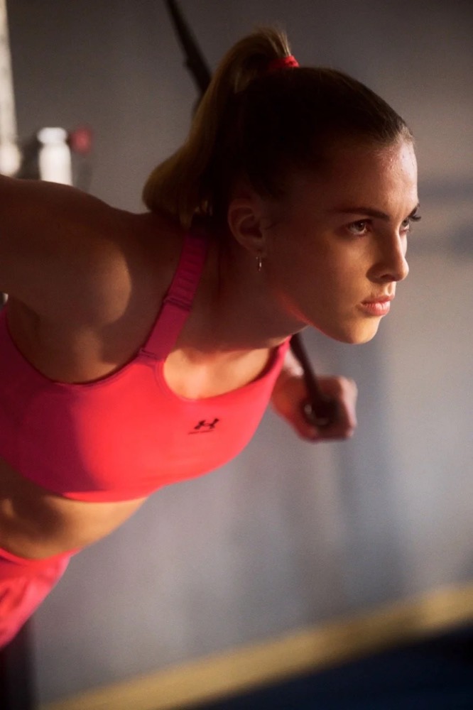 Nahaufnahme: Laura Freigang trainiert in pinker Under-Armour-Sportkleidung
