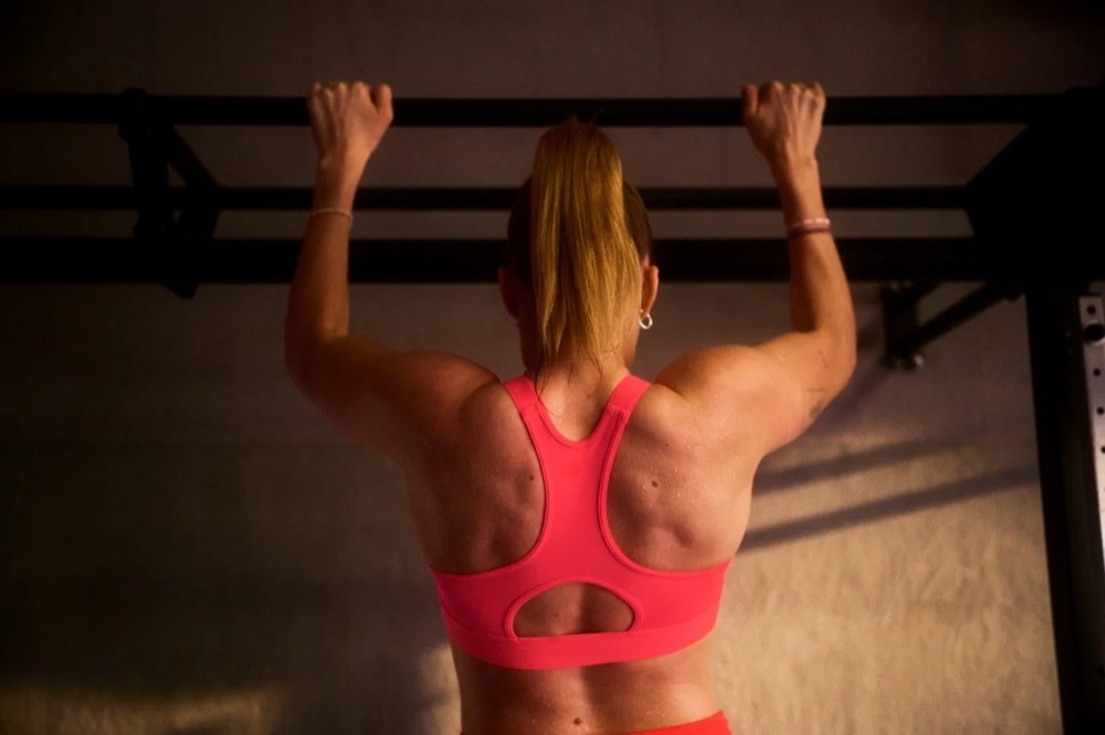 Laura Freigang macht Klimmzüge im Gym, Under Armour