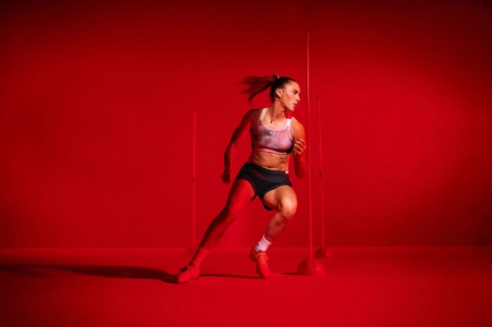 Laura Freigang läuft in einem roten Studio, Under-Armour-Kampagne