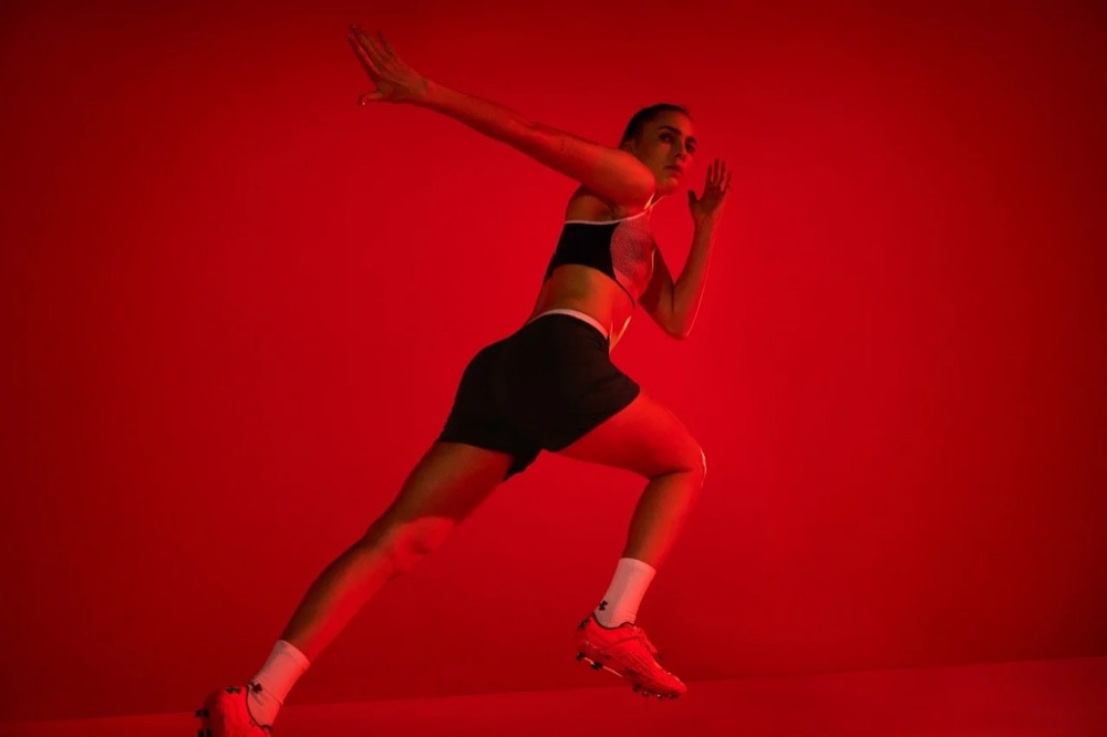 Laura Freigang sprintet in einem roten Studio, Under-Armour-Kampagne