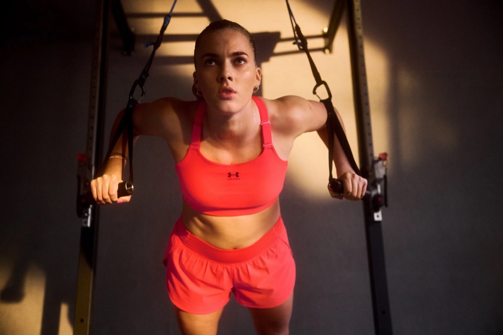 Laura Freigang an einem Rack im Gym, Trainingsshooting für Under Armour